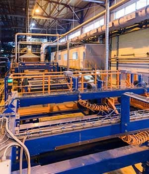 کتاب‌ها و فرمول‌های آبکاری روی میز نمایش داده شده‌اند